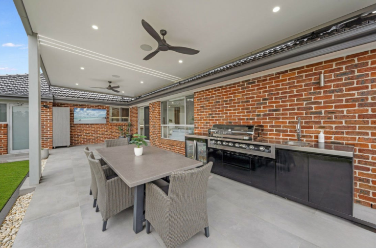 Comfortable 4 bedroom property in Greystanes — Home image 3