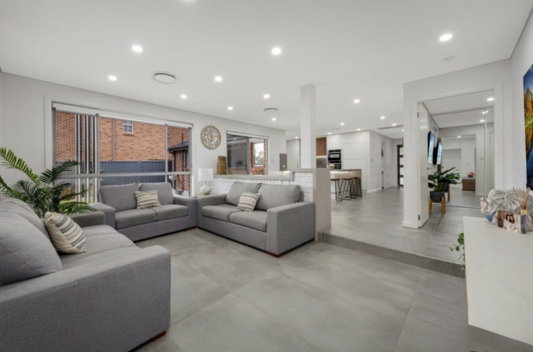 Comfortable 4 bedroom property in Greystanes — Home image 4