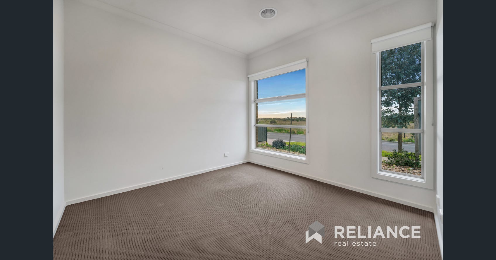 LOVELY FAMILY HOUSE - 42 Clovelly Circuit, Truganina 3029 — Home image 4