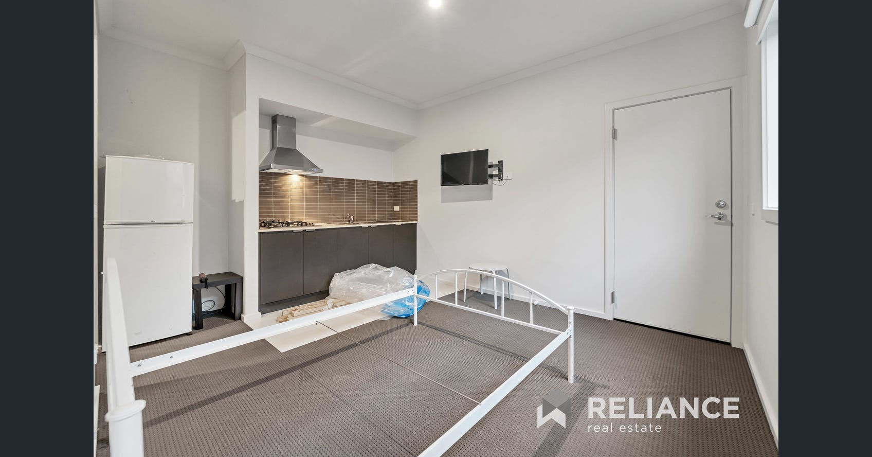 LOVELY FAMILY HOUSE - 42 Clovelly Circuit, Truganina 3029 — Home image 5