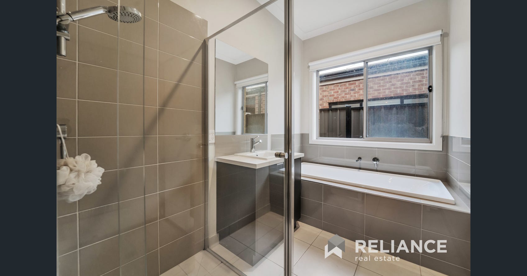 LOVELY FAMILY HOUSE - 42 Clovelly Circuit, Truganina 3029 — Home image 9