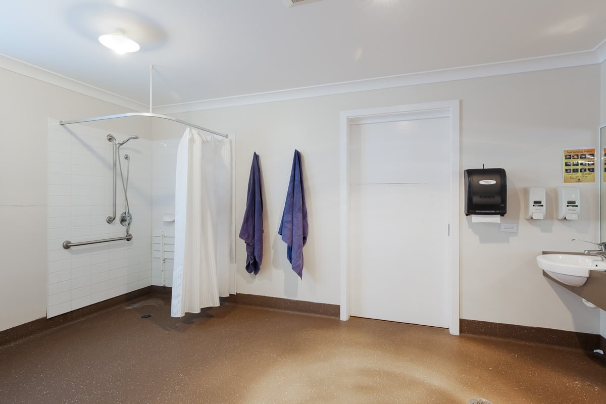 Enjoy living in a home with well-kept gardens and access to community areas. — Home image 6