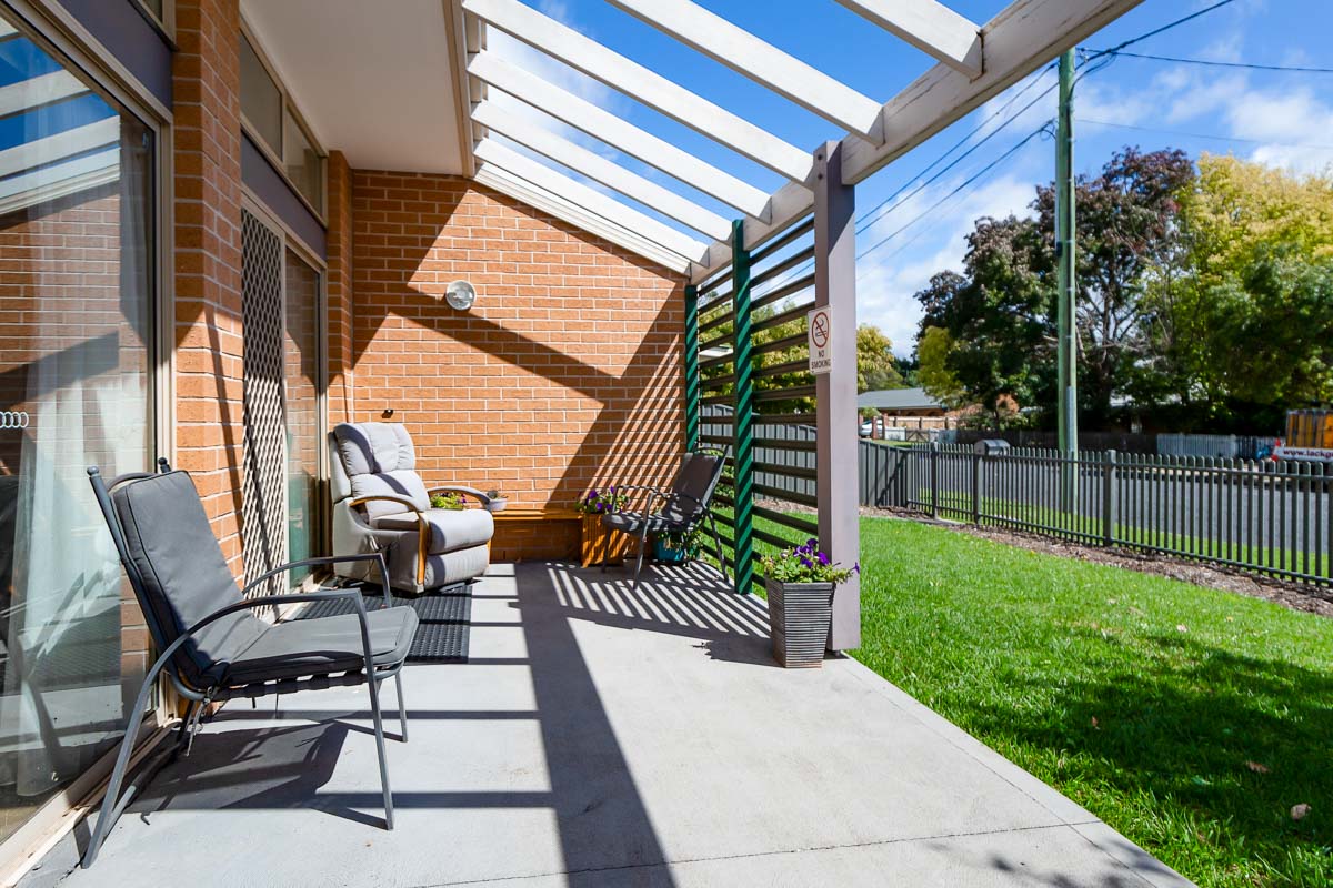Enjoy living in a home with well-kept gardens and access to community areas. — Home image 8