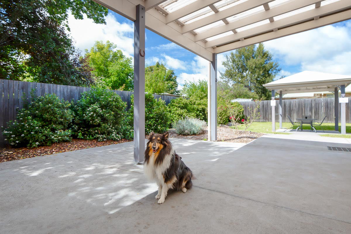 Enjoy living in a home with well-kept gardens and access to community areas. — Home image 9