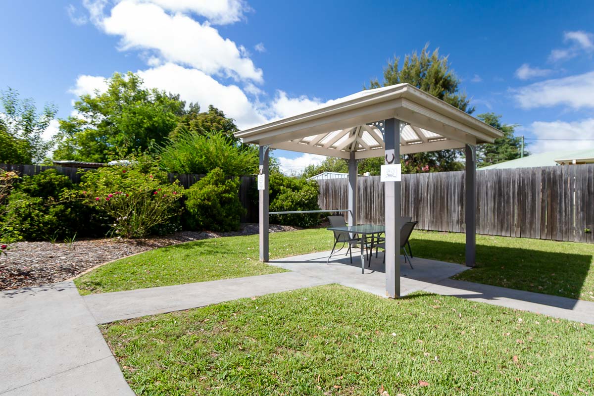 Enjoy living in a home with well-kept gardens and access to community areas. — Home image 10
