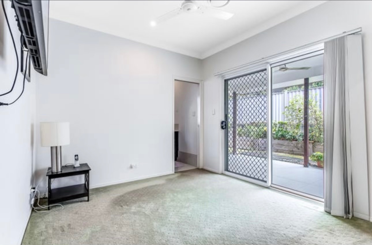 Bedroom with ensuite, aircon and undercover parking awaits you! — Home image 4