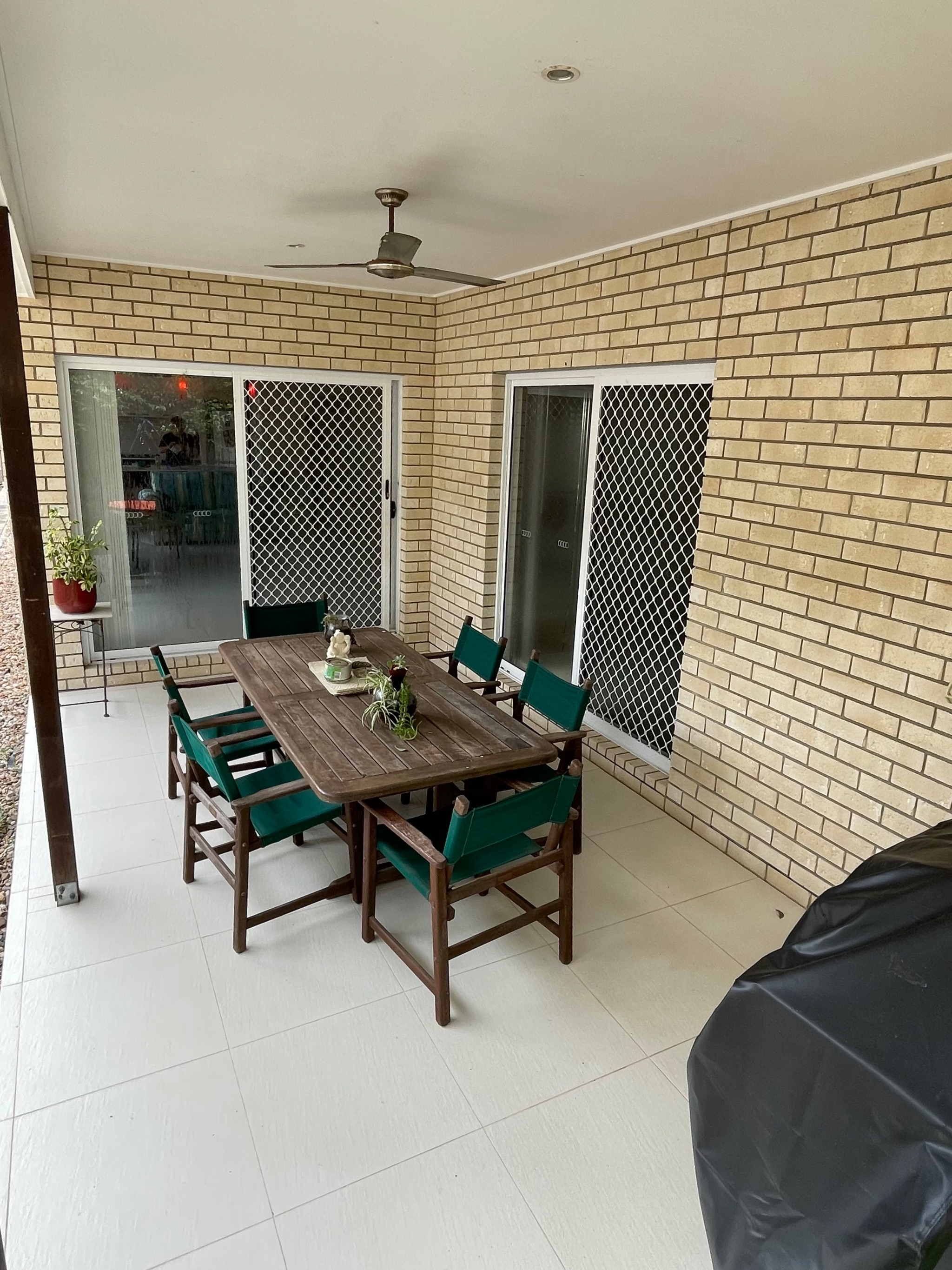 Bedroom with ensuite, aircon and undercover parking awaits you! — Home image 5
