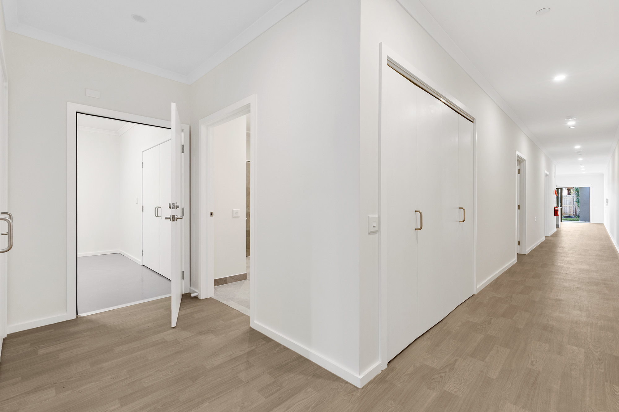 Choose spacious living with this bayside HPS haven in Moorabbin! — Home image 4