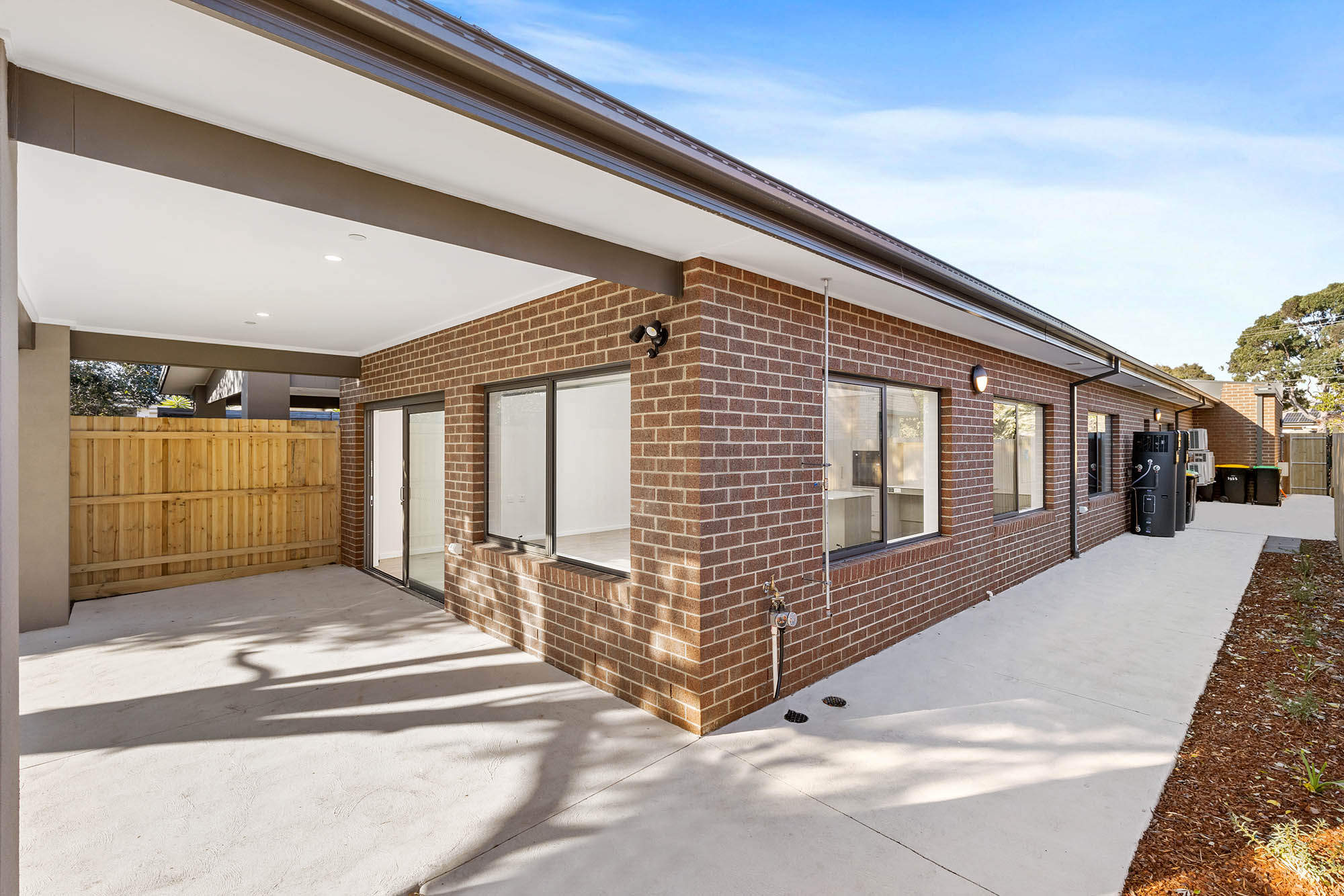 Choose spacious living with this bayside HPS haven in Moorabbin! — Home image 7