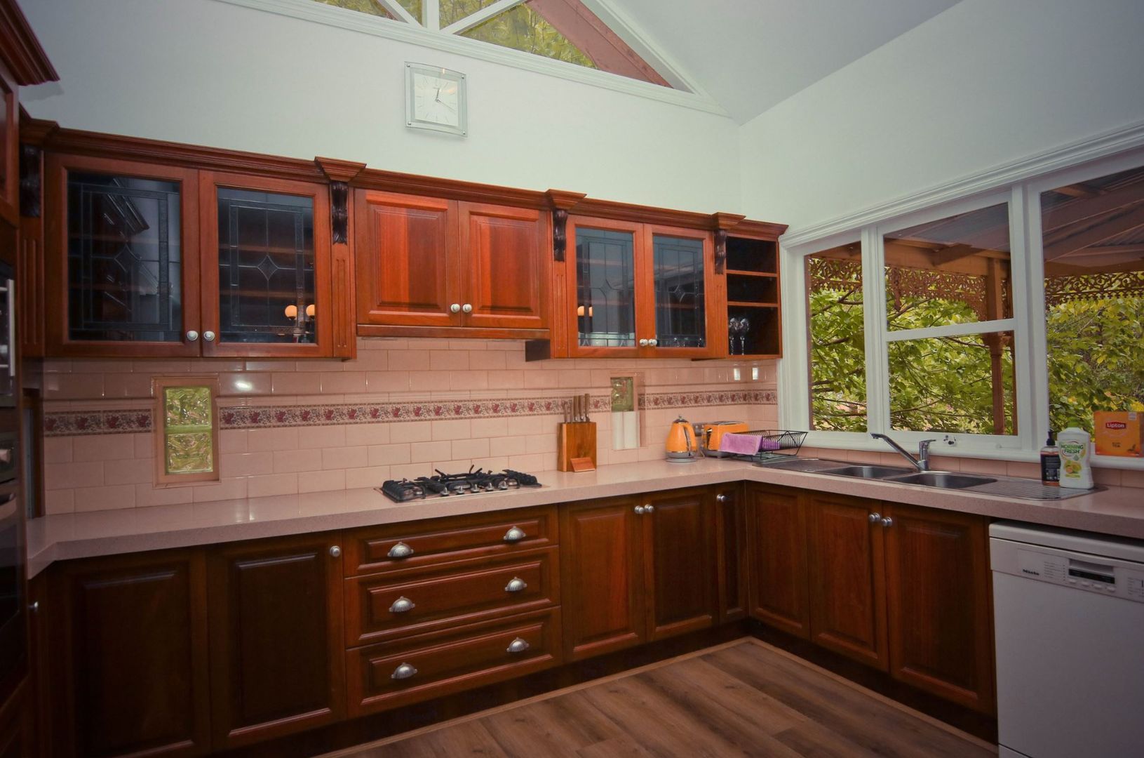 Tranquil country setting; city access within reach — Home image 2