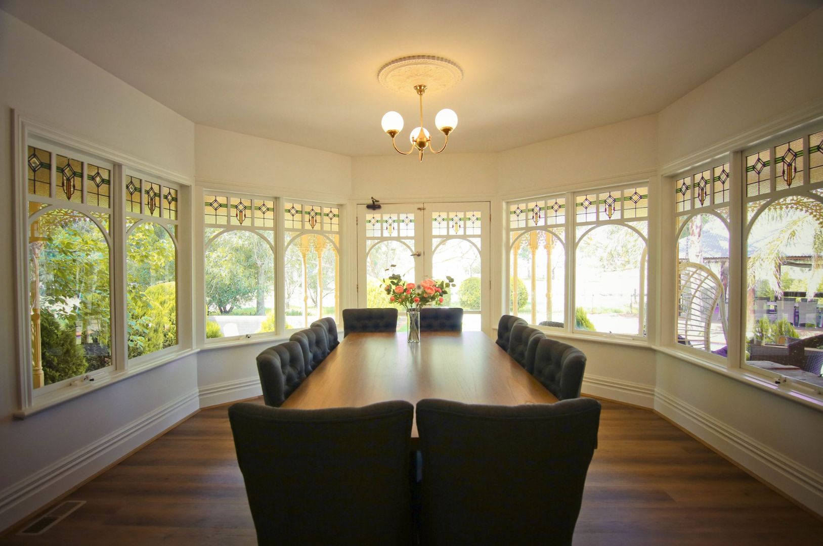 Tranquil country setting; city access within reach — Home image 4