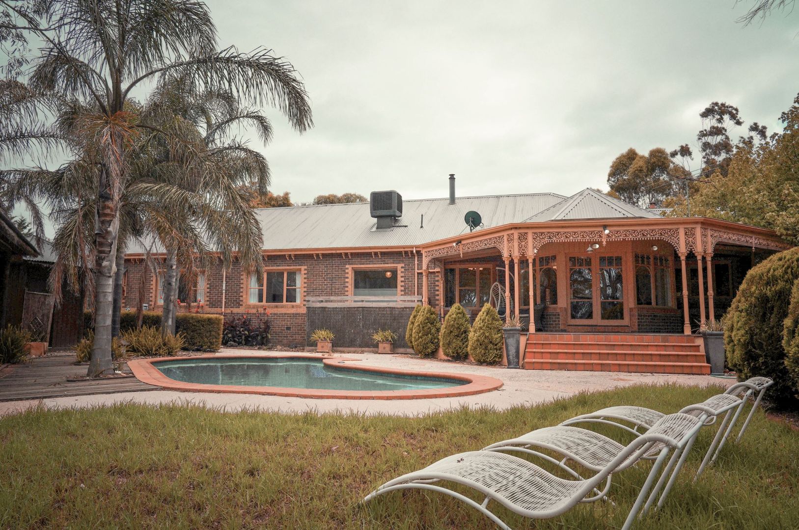 Tranquil country setting; city access within reach — Home image 8