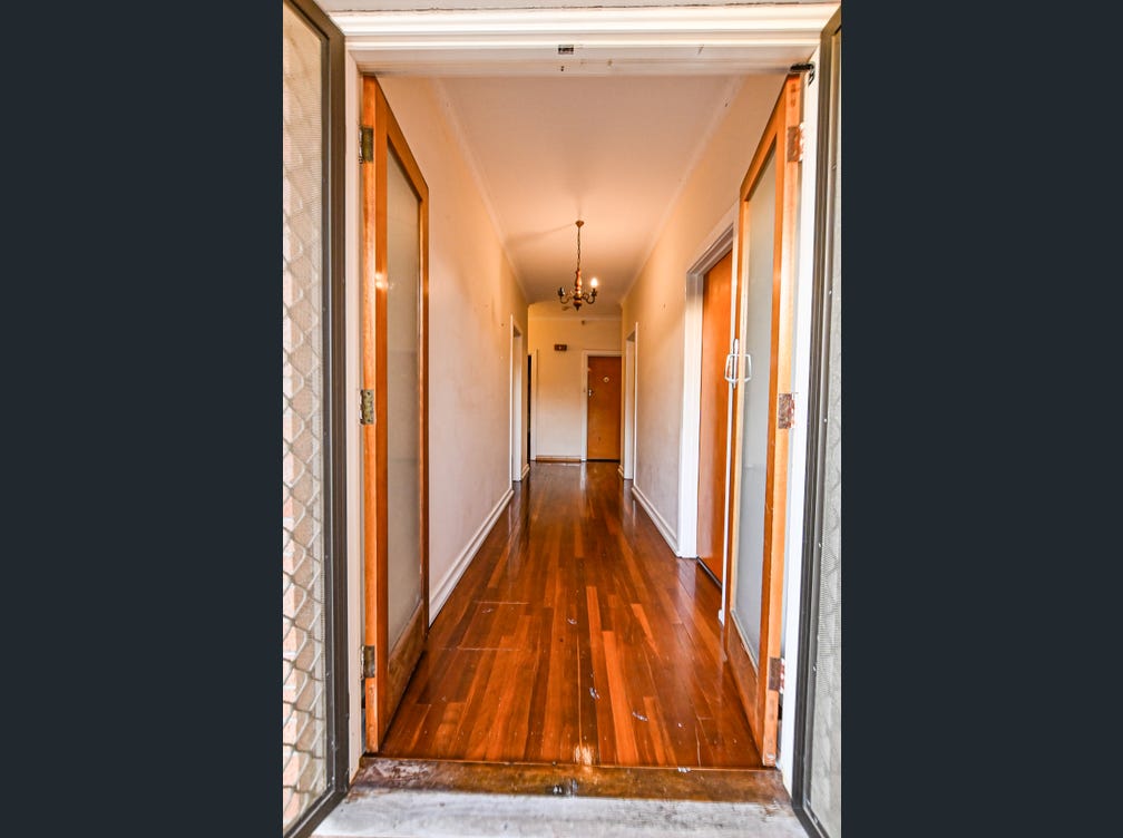 SIL Home Klemzig! Bedroom Only available, it comes with a private Studio/study room. — Home image 2