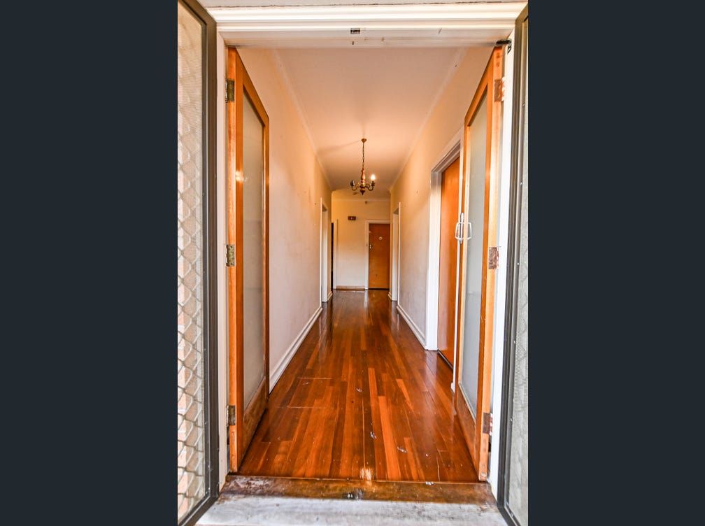 SIL Home Klemzig! Bedroom Only available, it comes with a private Studio/study room. — Home image 10