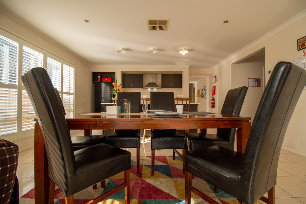 Beautiful Spacious Home in the Rapidly expanding Cranbourne West — Home image 3