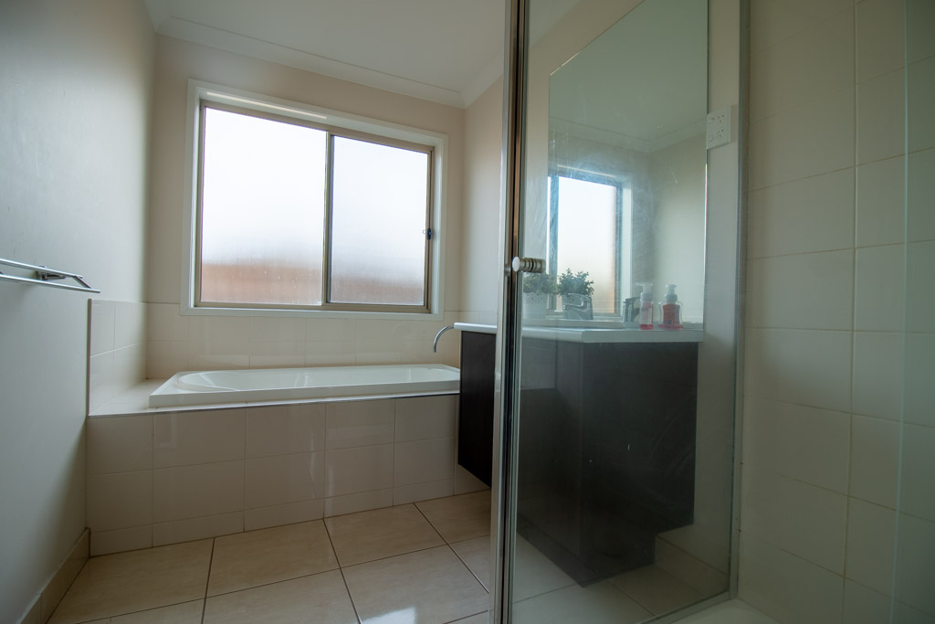 Beautiful Spacious Home in the Rapidly expanding Cranbourne West — Home image 4
