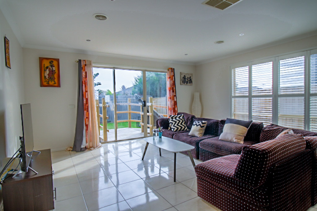 Beautiful Spacious Home in the Rapidly expanding Cranbourne West — Home image 6