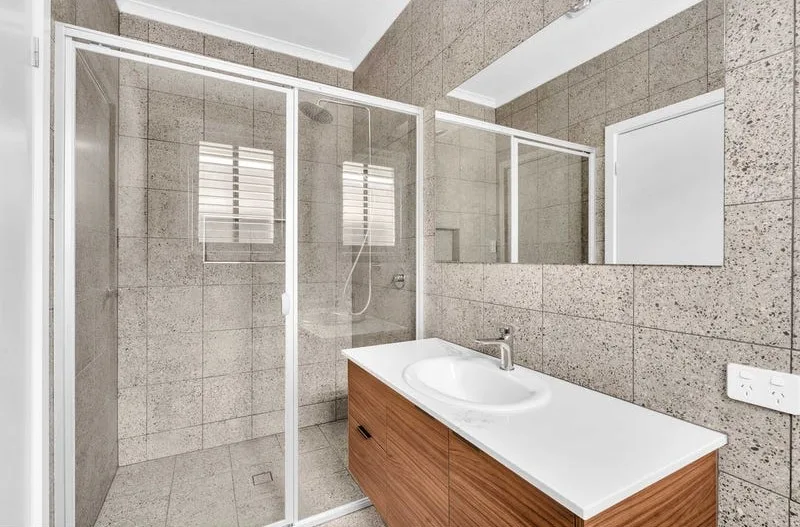 Stylish Contemporary 4‑Bedroom SIL Home in Clearview — Home image 4