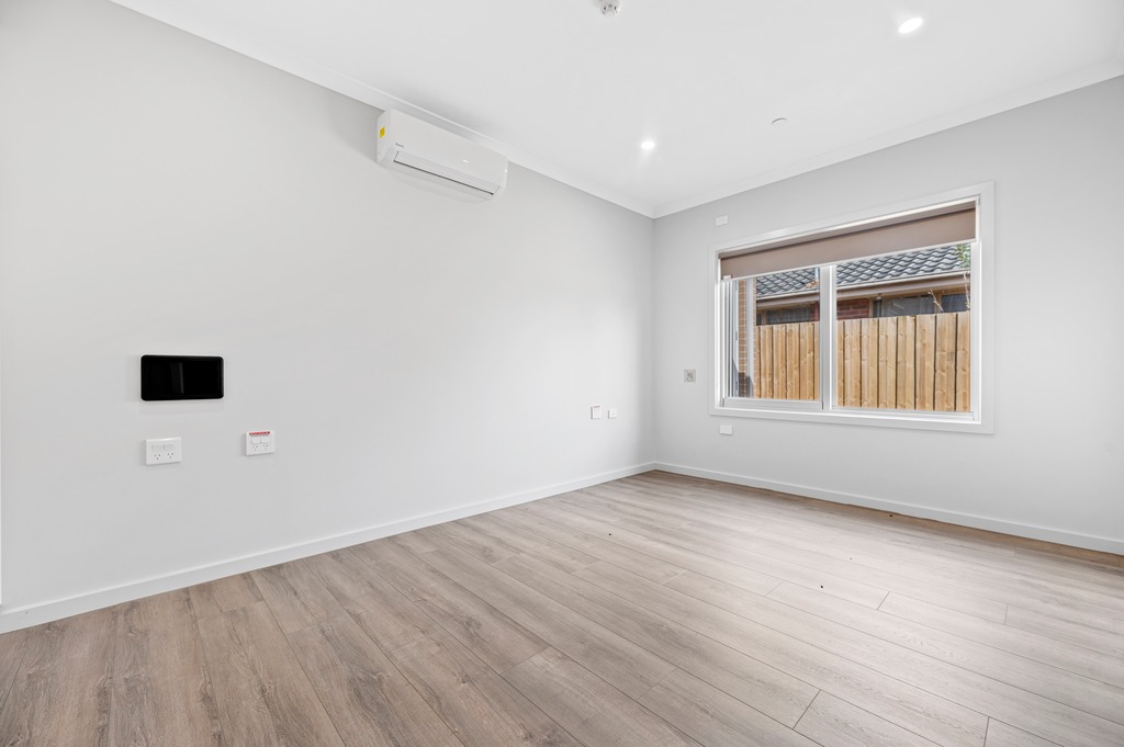 Contemporary comfort in a bright, open 3 bedroom house in Cranbourne — Home image 3