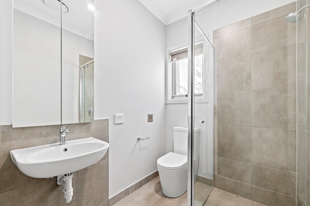 Contemporary comfort in a bright, open 3 bedroom house in Cranbourne — Home image 4
