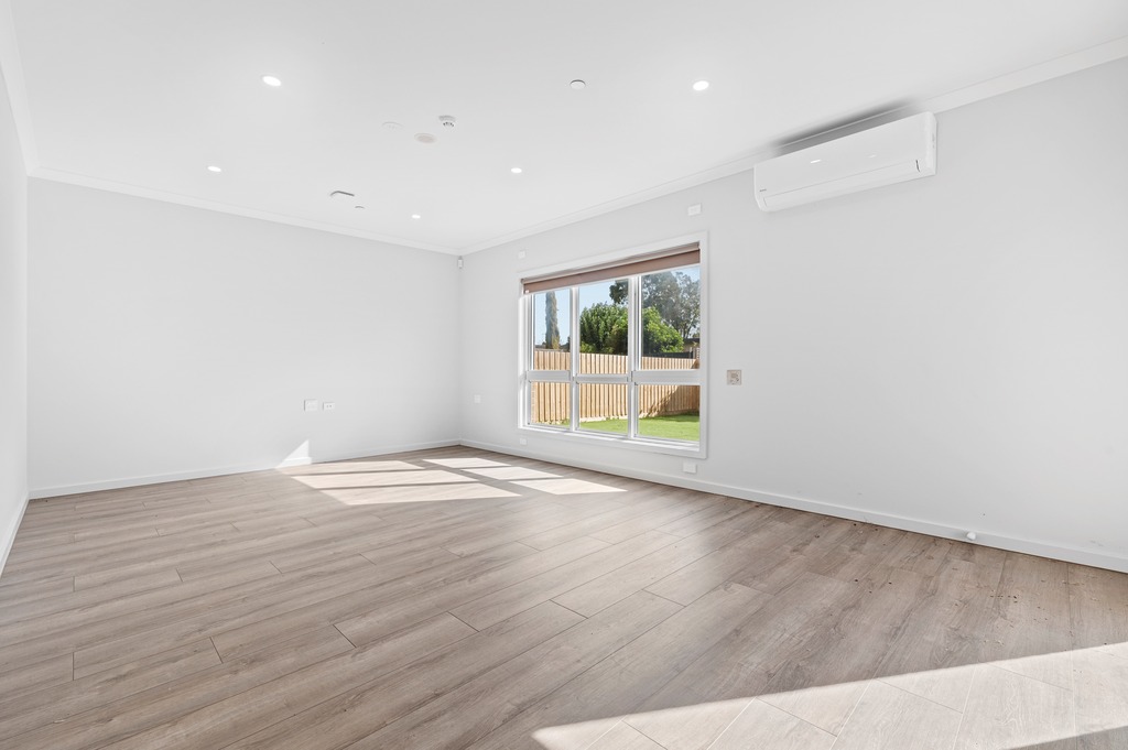 Contemporary comfort in a bright, open 3 bedroom house in Cranbourne — Home image 8
