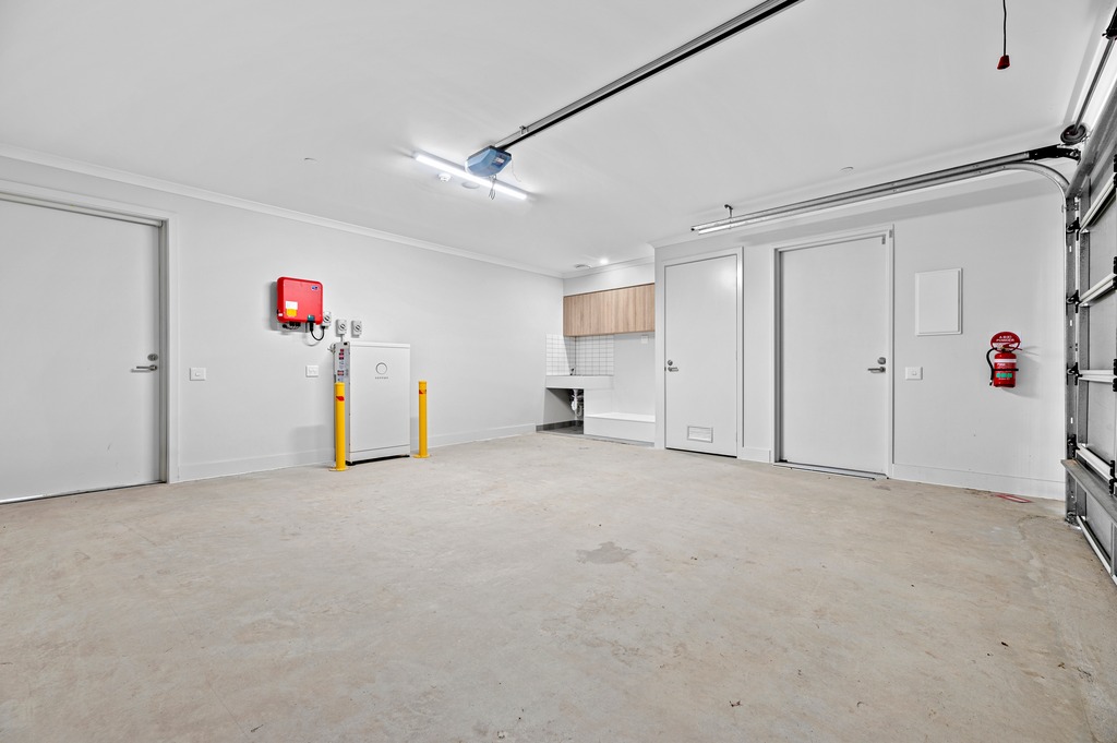 Contemporary comfort in a bright, open 3 bedroom house in Cranbourne — Home image 10