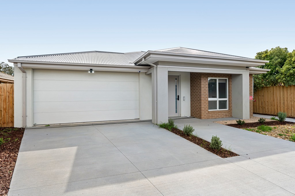 Contemporary comfort in a bright, open 3 bedroom house in Cranbourne — Home image 19