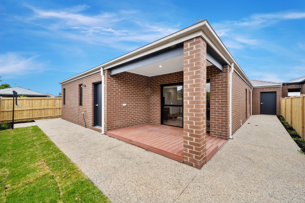 Modern 4-Bedroom HPS+R - Houdini Drive, Tarneit VIC — Home image 12