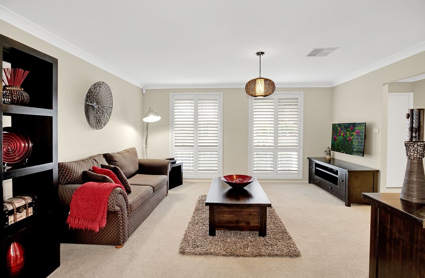 Spacious Glenmore Park home: modern kitchen and multiple living areas — Home image 3
