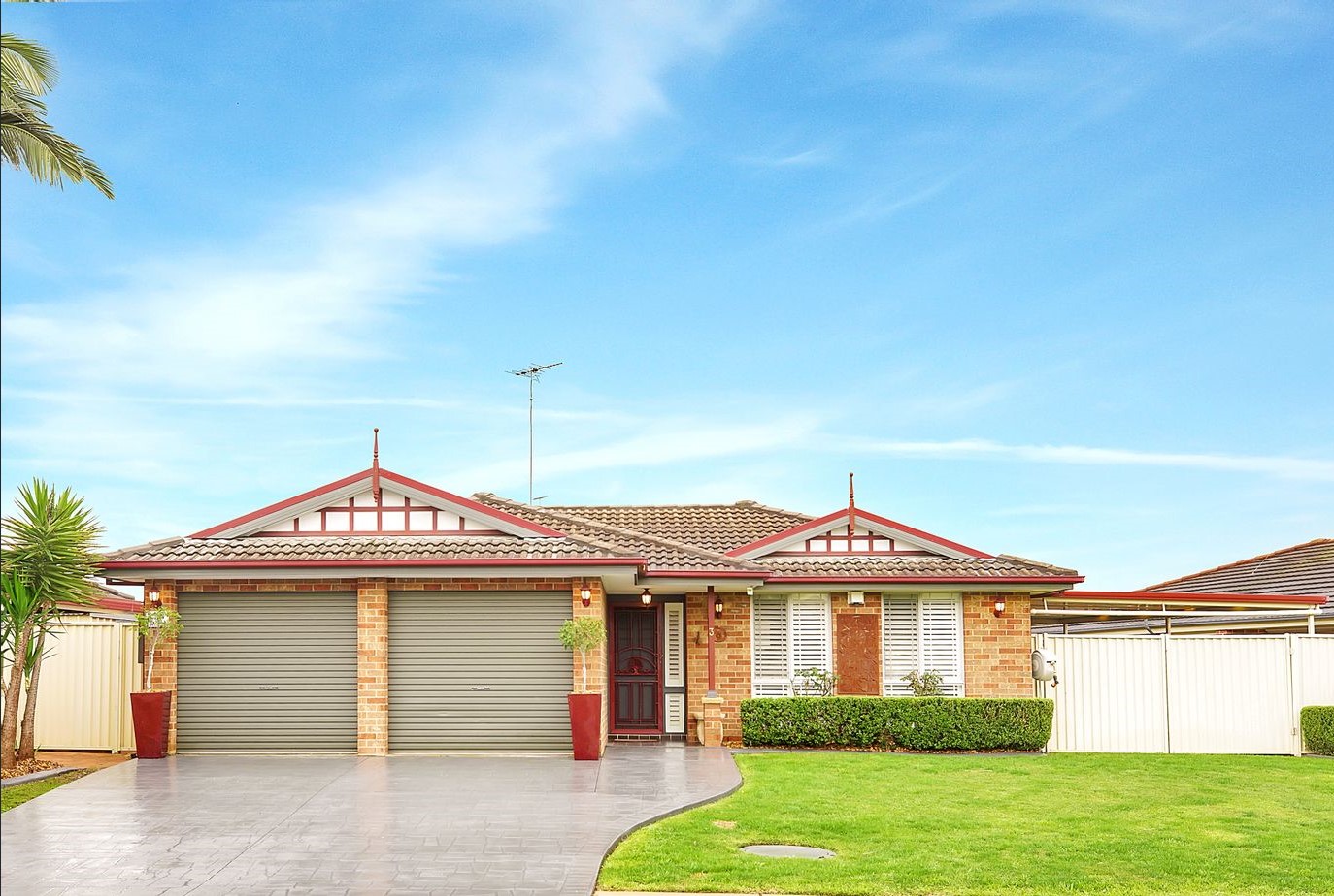 Spacious Glenmore Park home: modern kitchen and multiple living areas — Home image 3