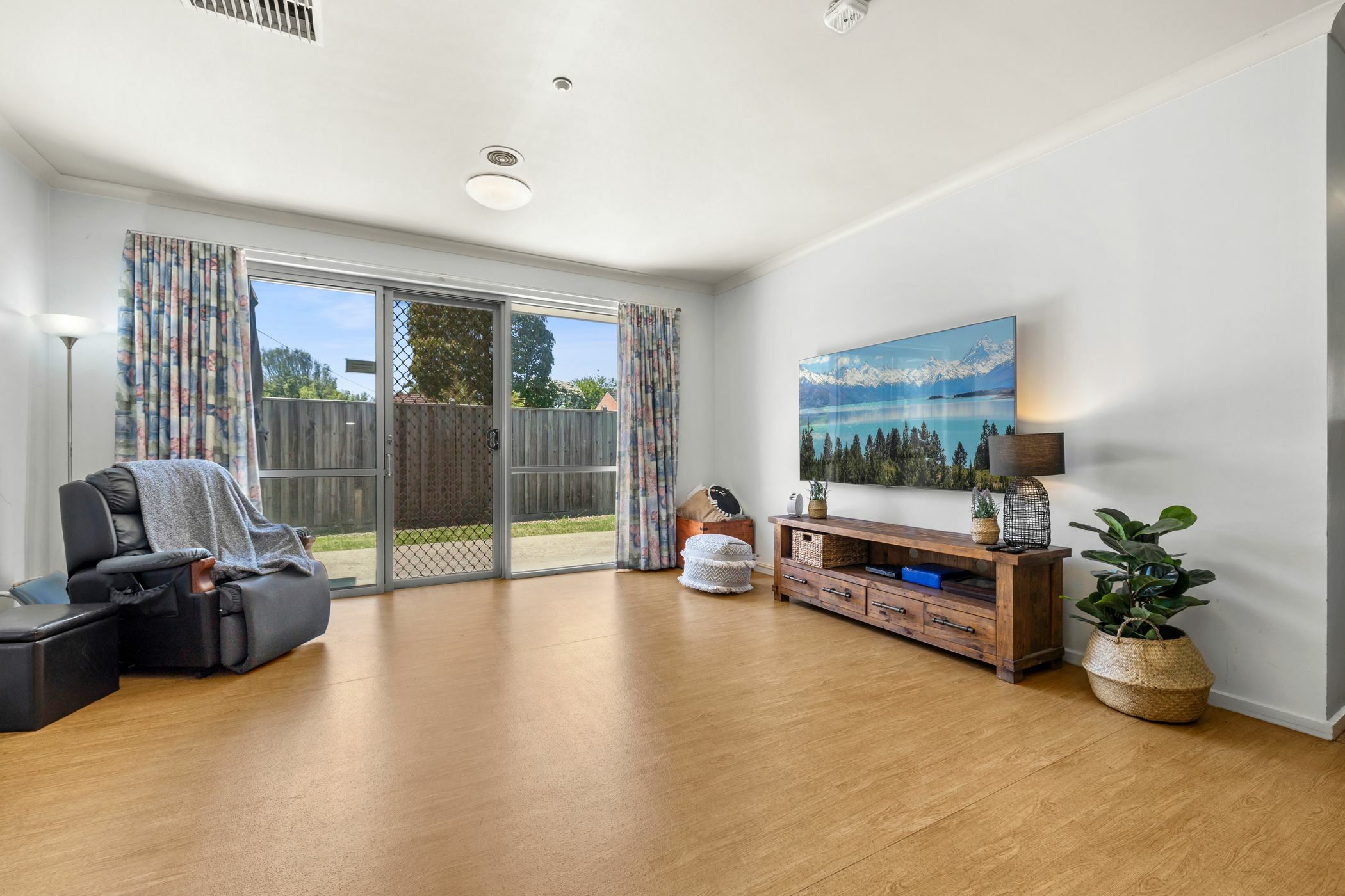 Harmonious home environment in Highett. — Home image 6