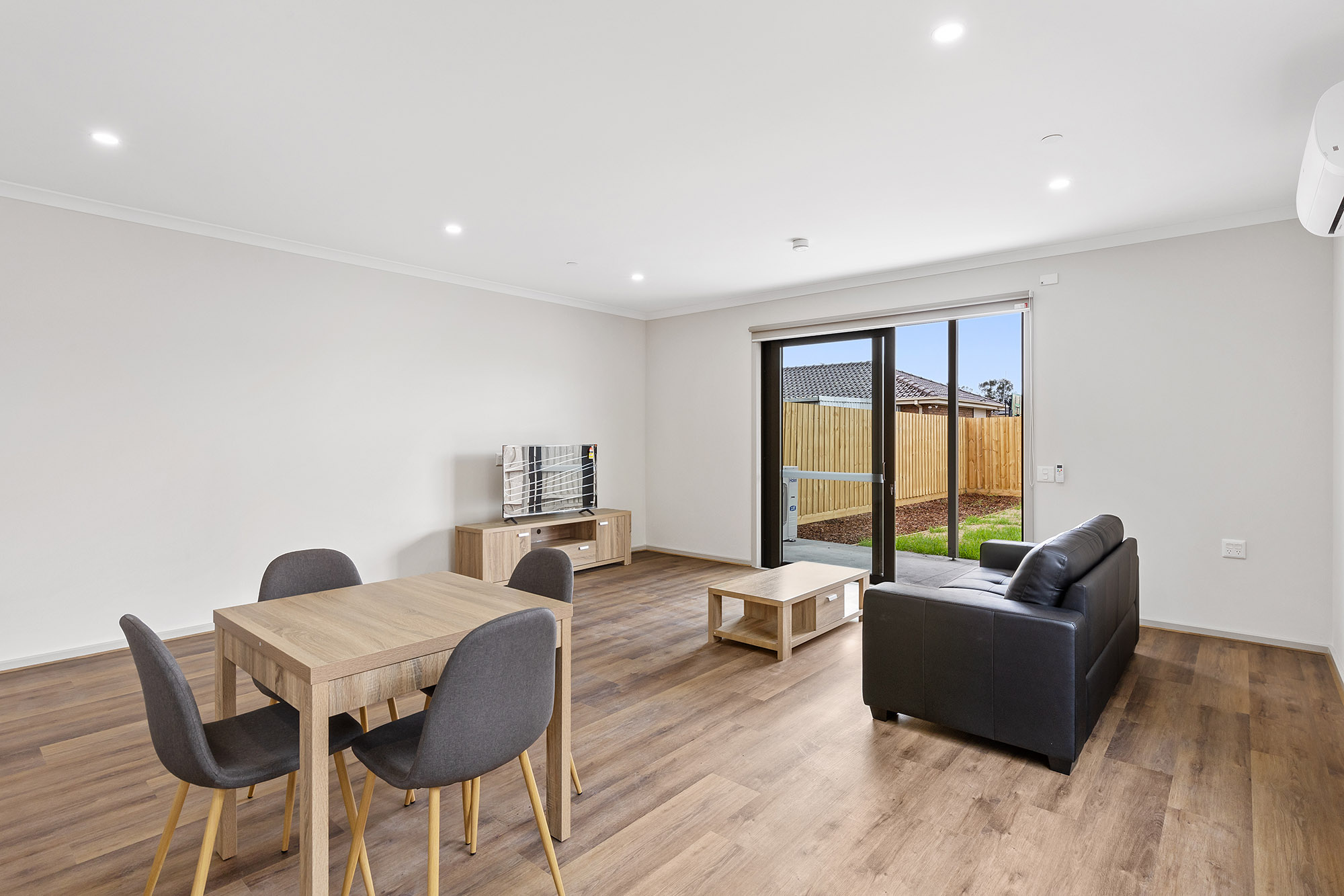 Bright Home Beside Green Reserve 2 Bed/2 Bath (+OOA) HPS — Home image 5