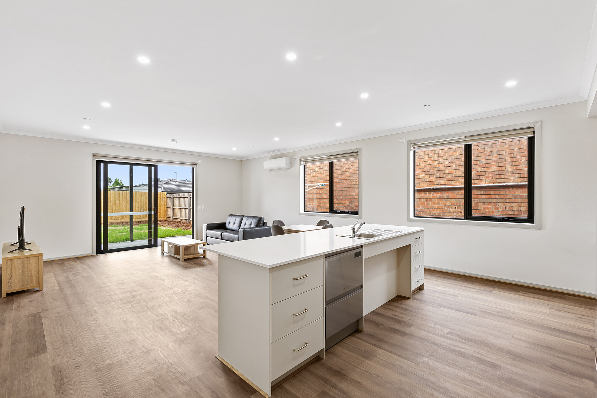 Bright Home Beside Green Reserve 2 Bed/2 Bath (+OOA) HPS — Home image 7