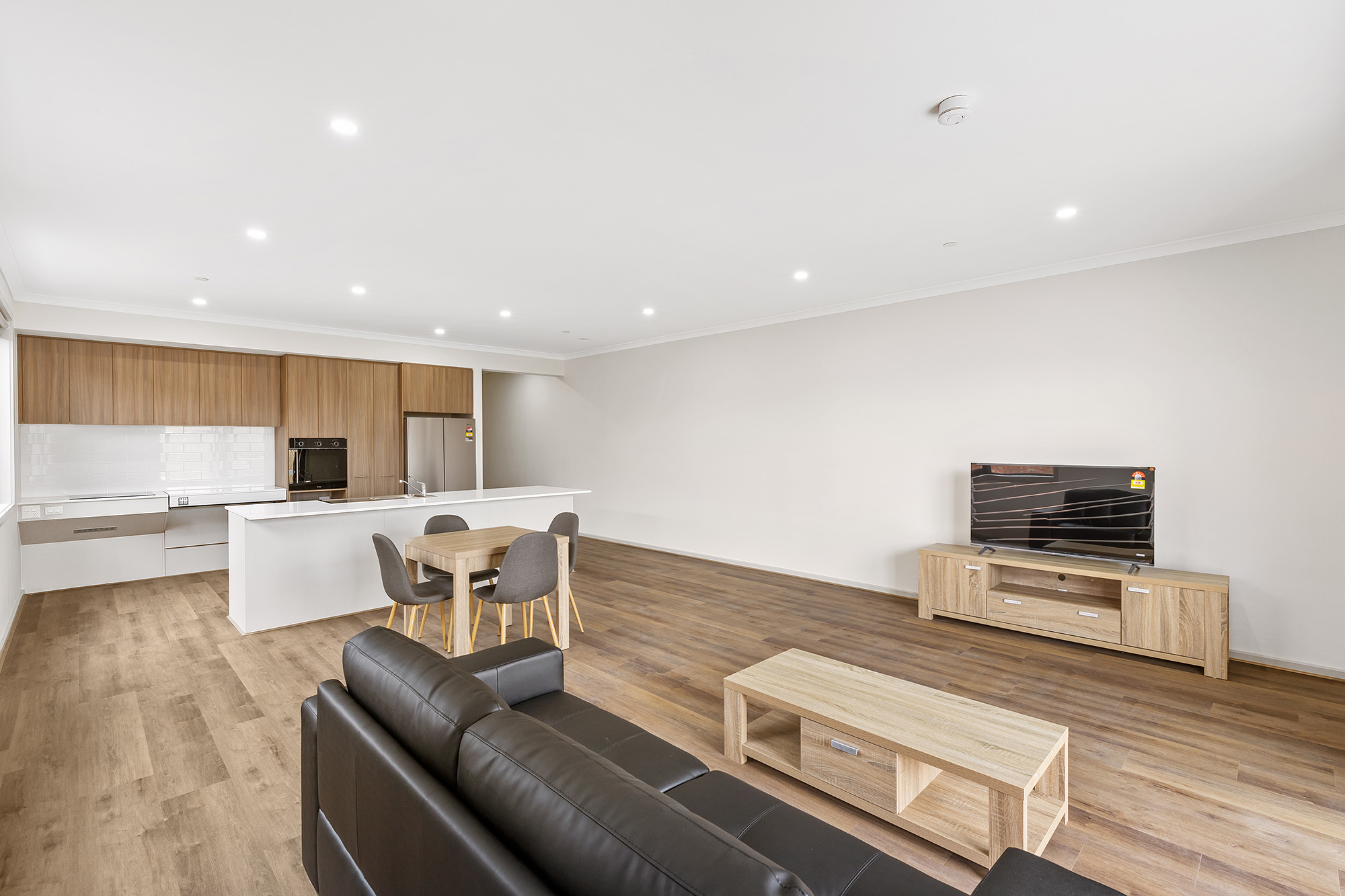 Bright Home Beside Green Reserve 2 Bed/2 Bath (+OOA) HPS — Home image 8