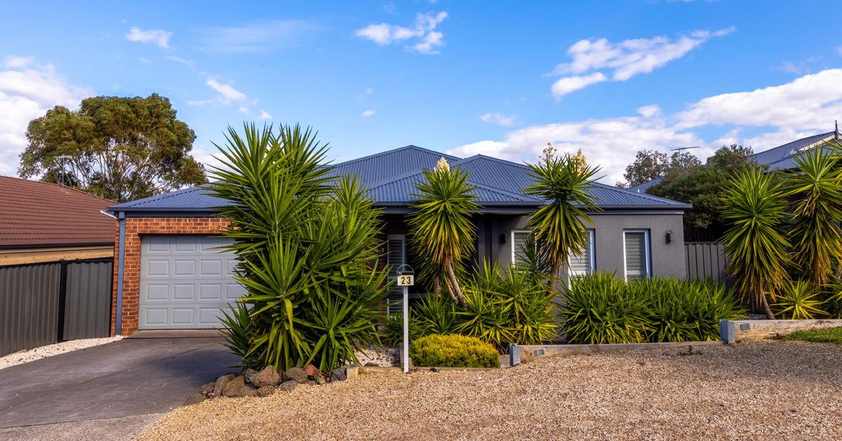 Peaceful Home in Pakenham with Open Living, Veggie Gardens & Beautiful Views — Home image 6