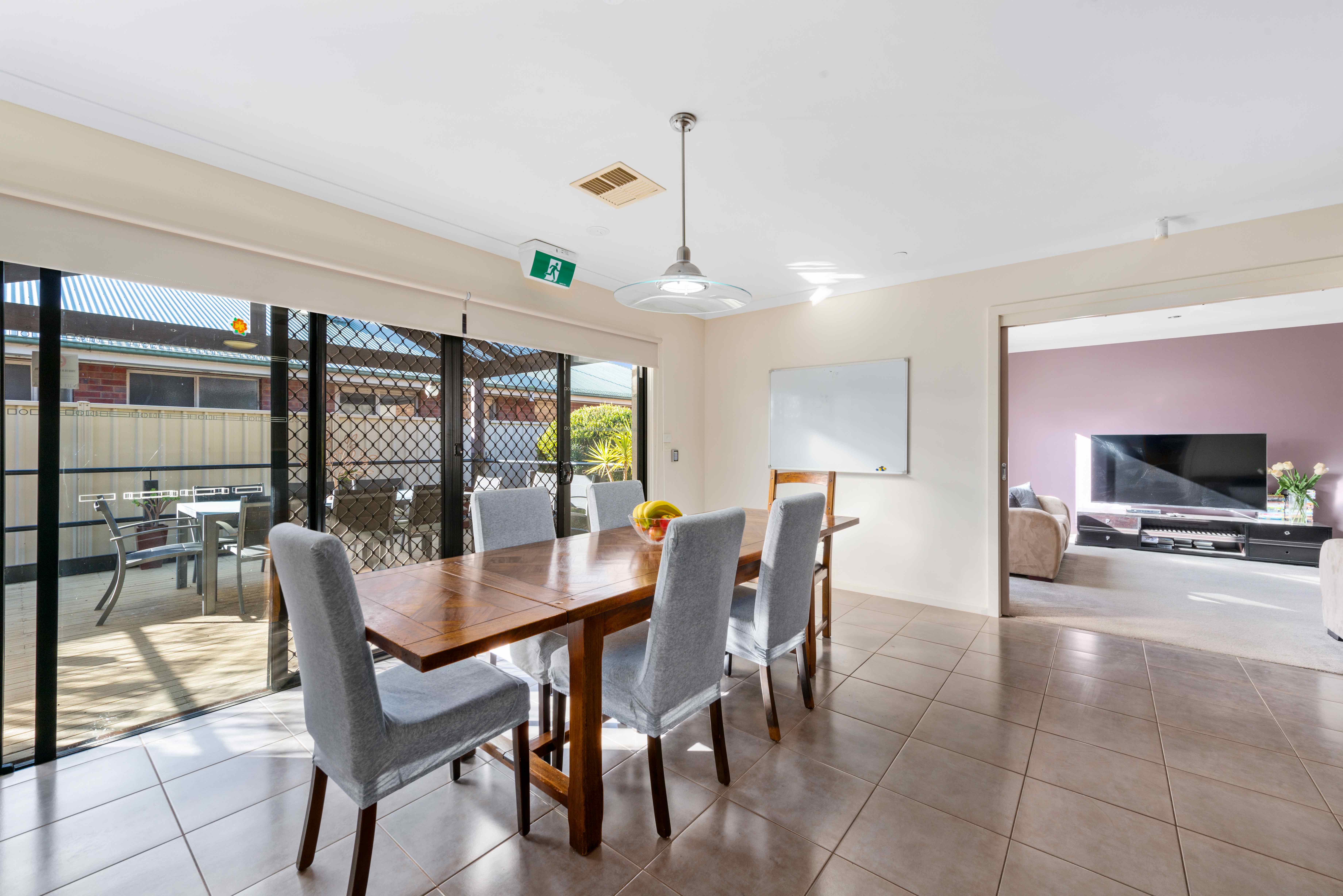 Lovely, newly refurbished, modern home in vibrant Kialla community! — Home image 2