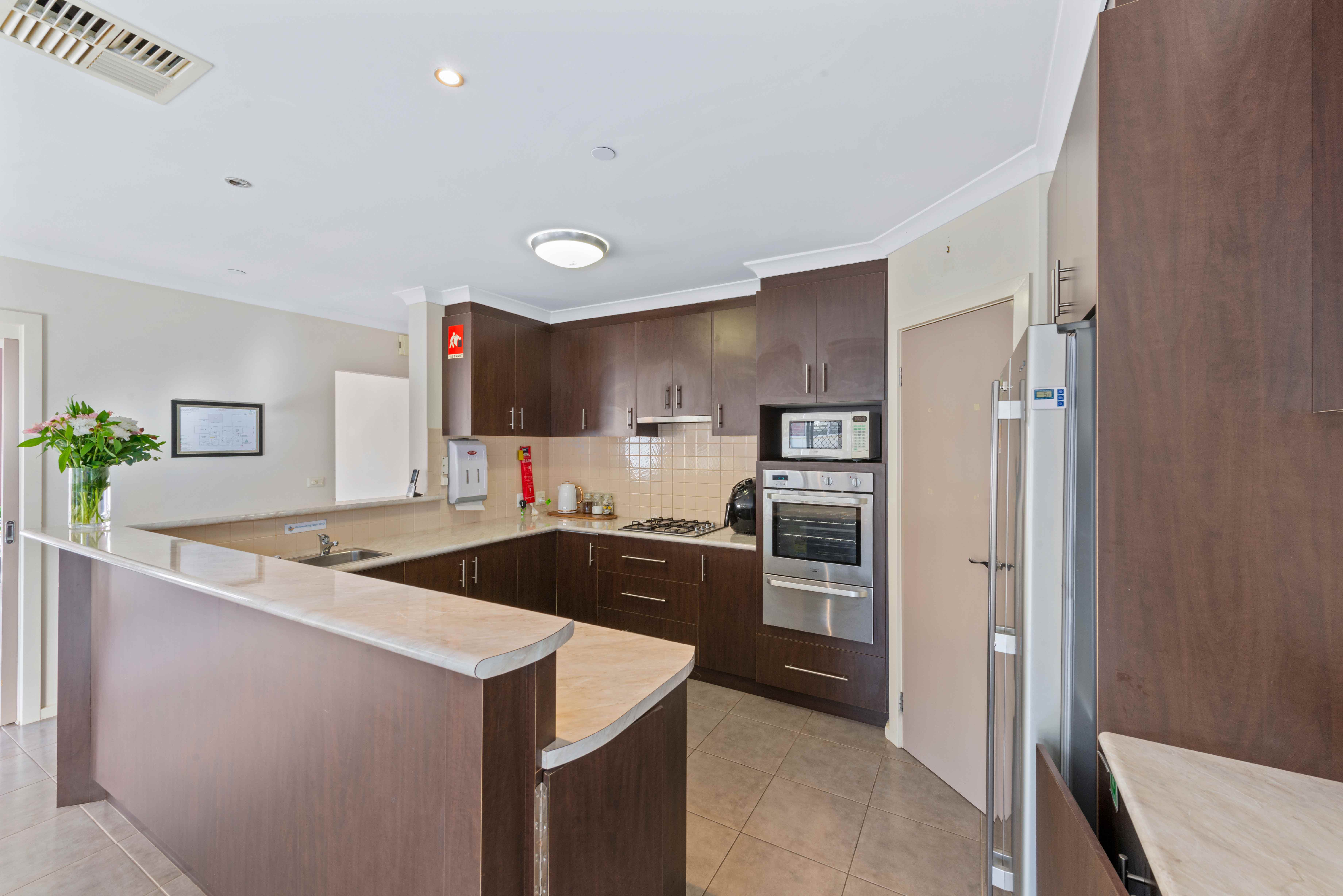 Lovely, newly refurbished, modern home in vibrant Kialla community! — Home image 4