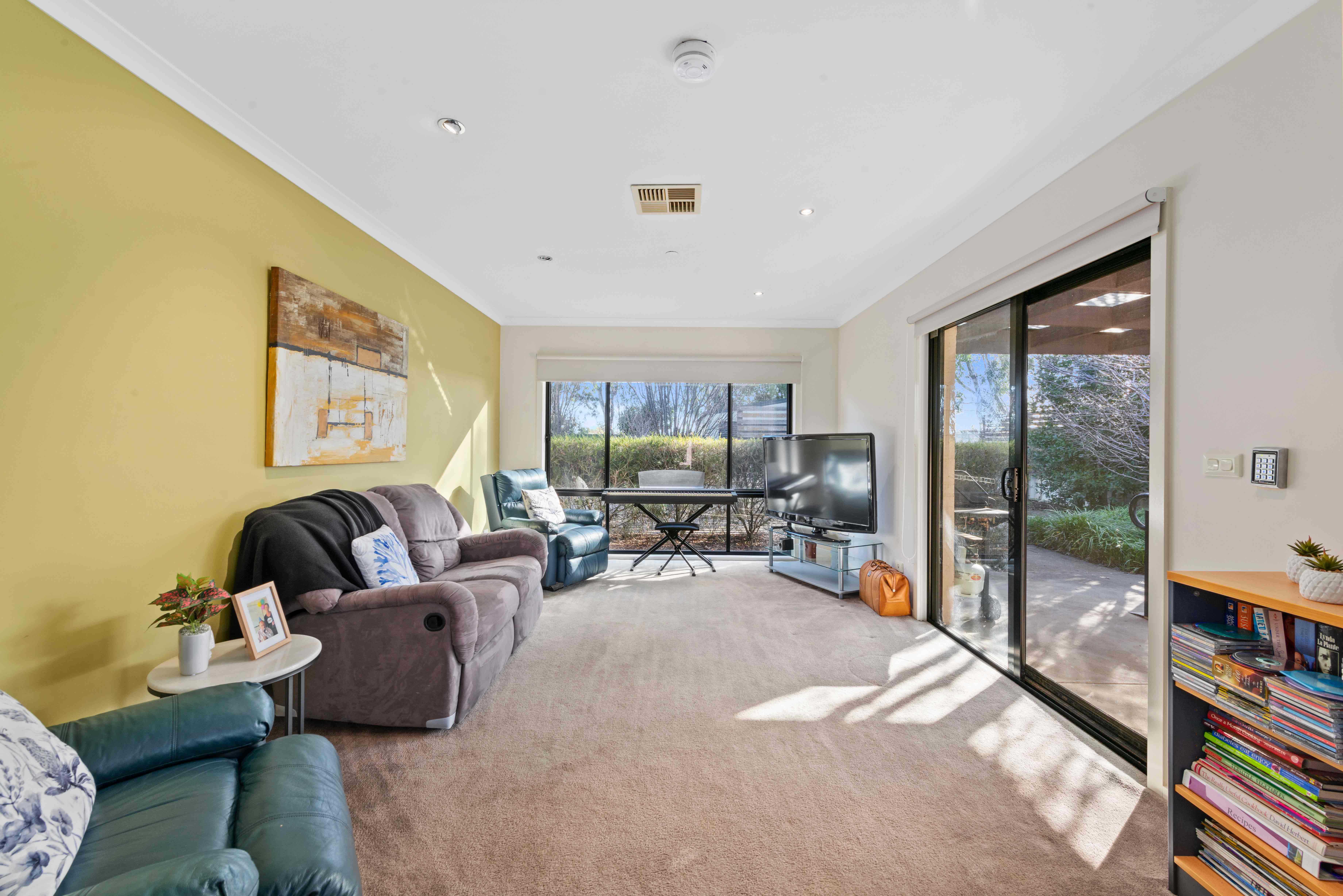 Lovely, newly refurbished, modern home in vibrant Kialla community! — Home image 5