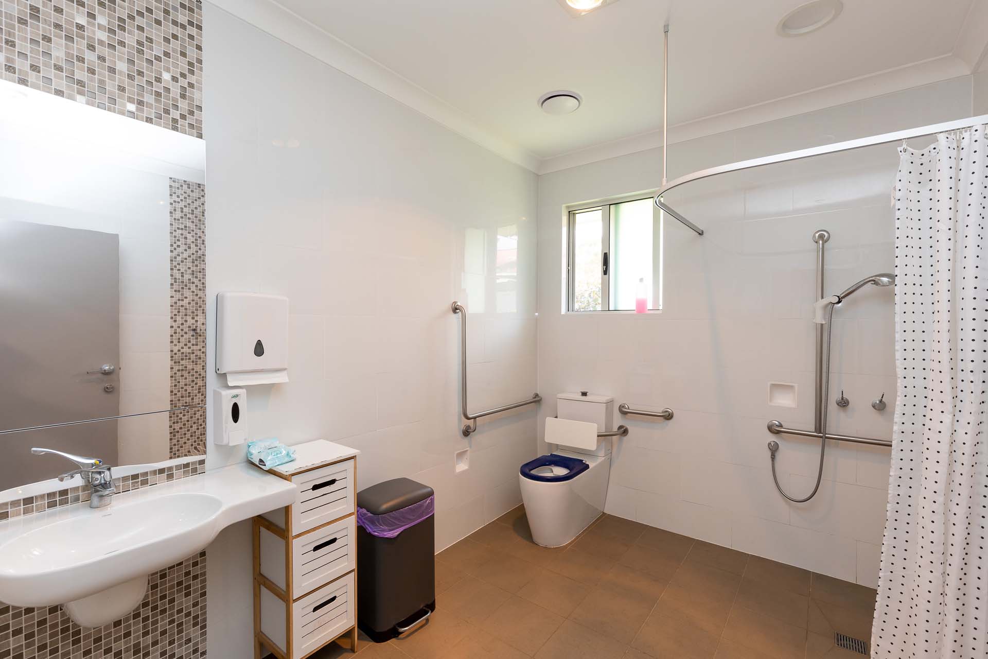 Spacious home with stunning views of Lake Macquarie and the Watagan Mountains — Home image 2