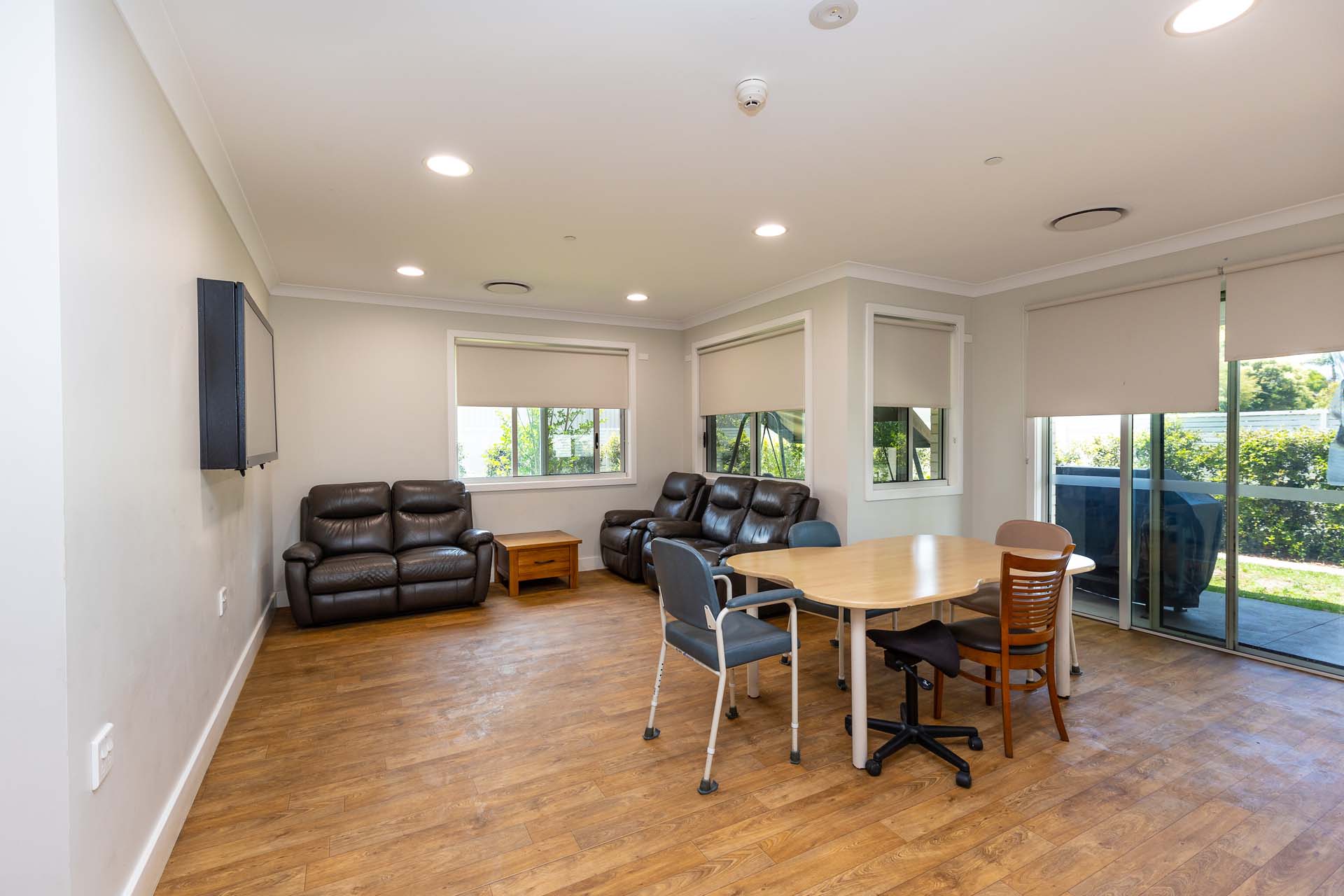 Spacious home with stunning views of Lake Macquarie and the Watagan Mountains — Home image 4