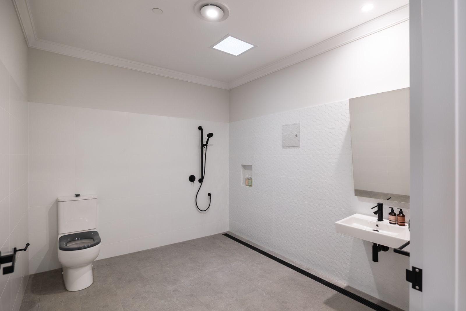 Beach-side Luxury 3-Bedroom Home for Sharing with OOA - and Separate Individual Villa. Disability Accommodation — Home image 18