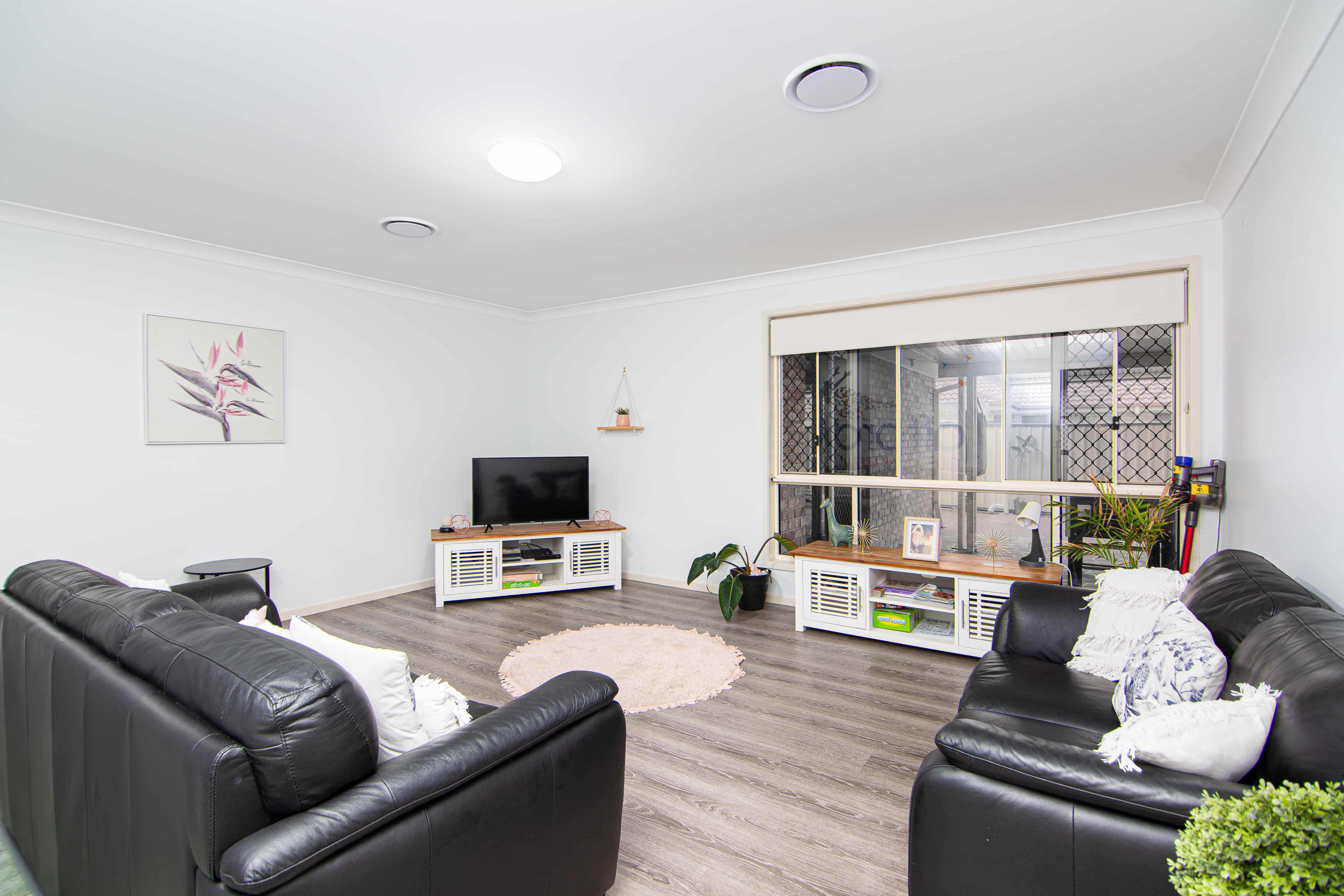 Crestmead charm: quiet 5-bedroom home with two lounges and BBQ area — Home image 3