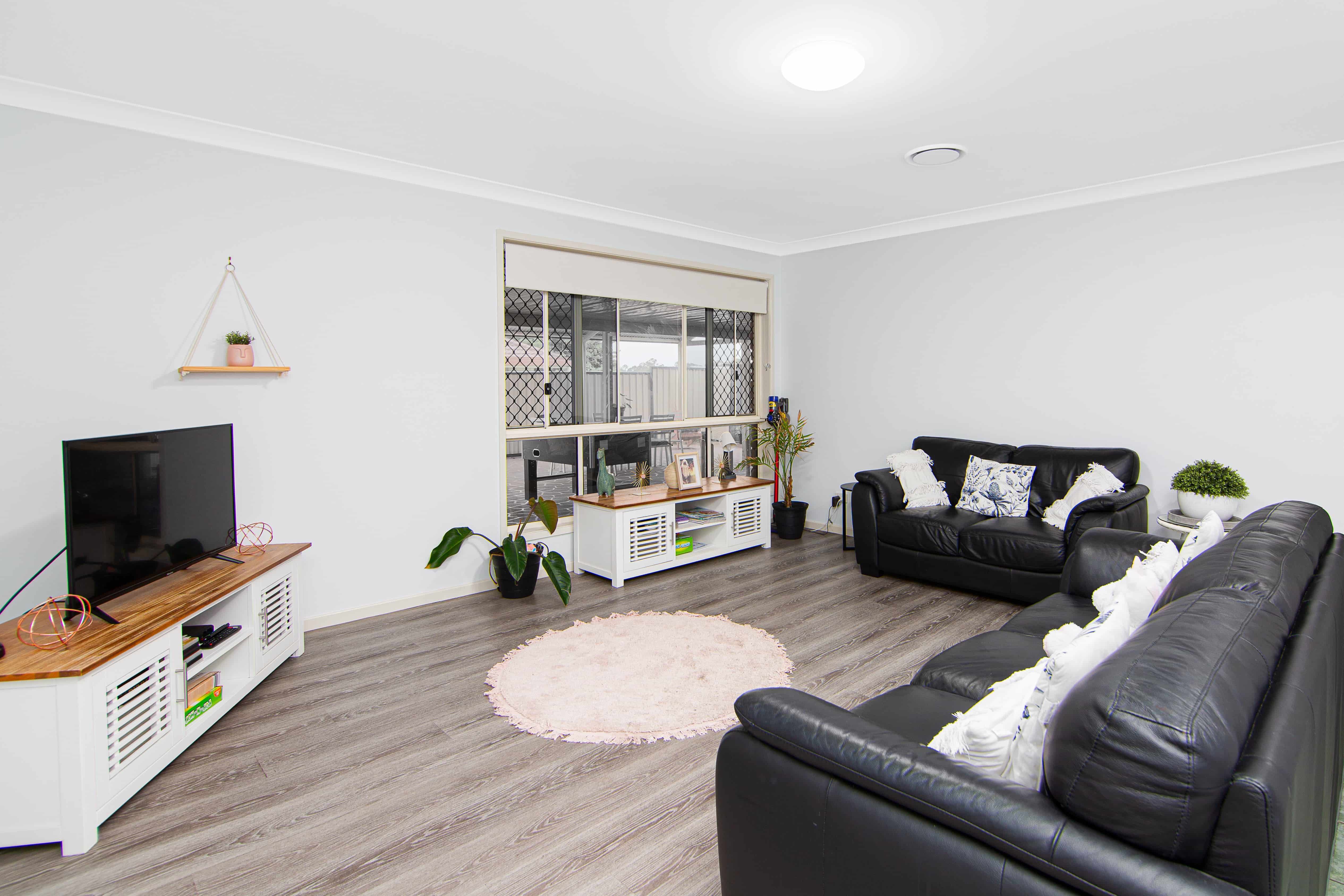Crestmead charm: quiet 5-bedroom home with two lounges and BBQ area — Home image 4