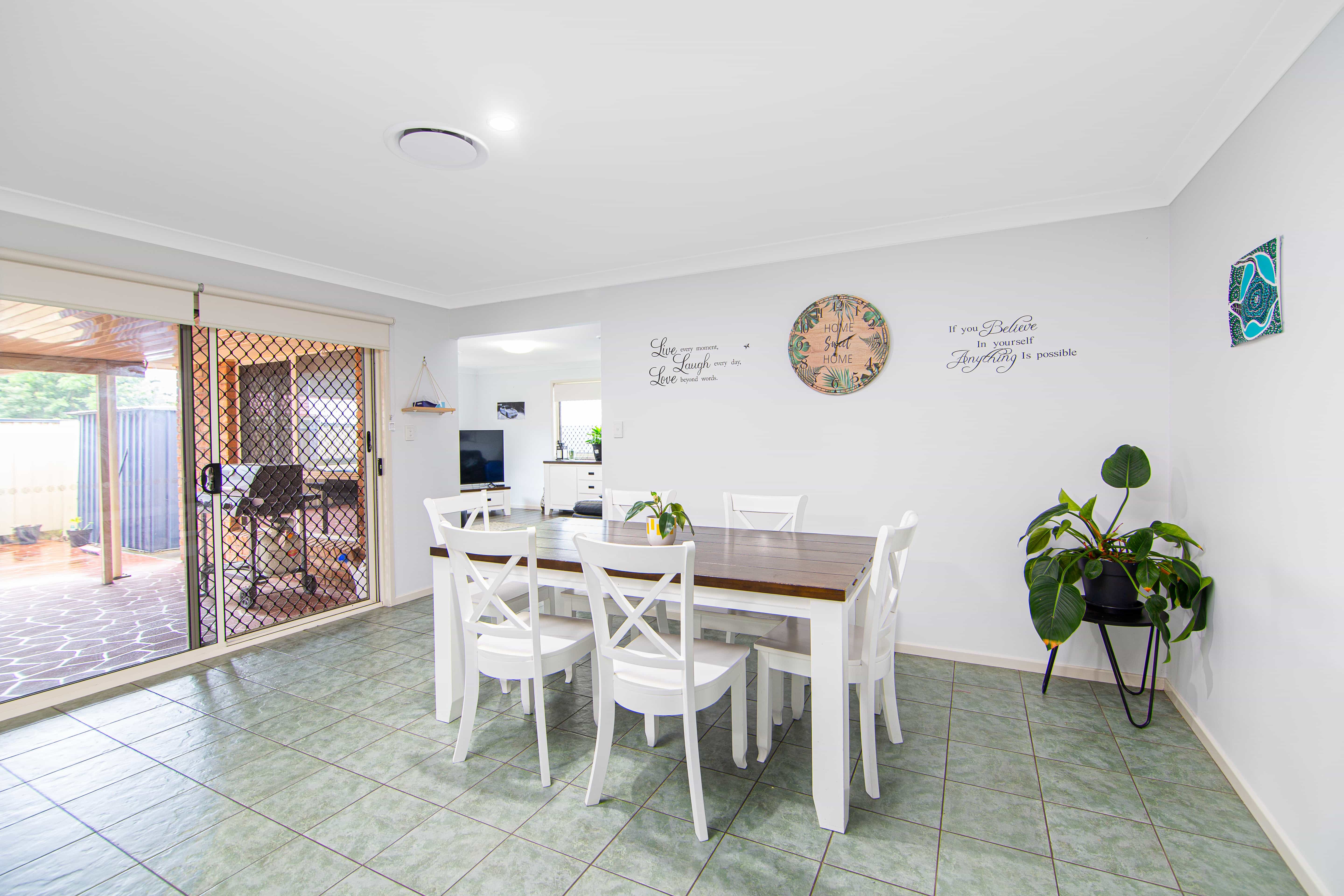 Crestmead charm: quiet 5-bedroom home with two lounges and BBQ area — Home image 5