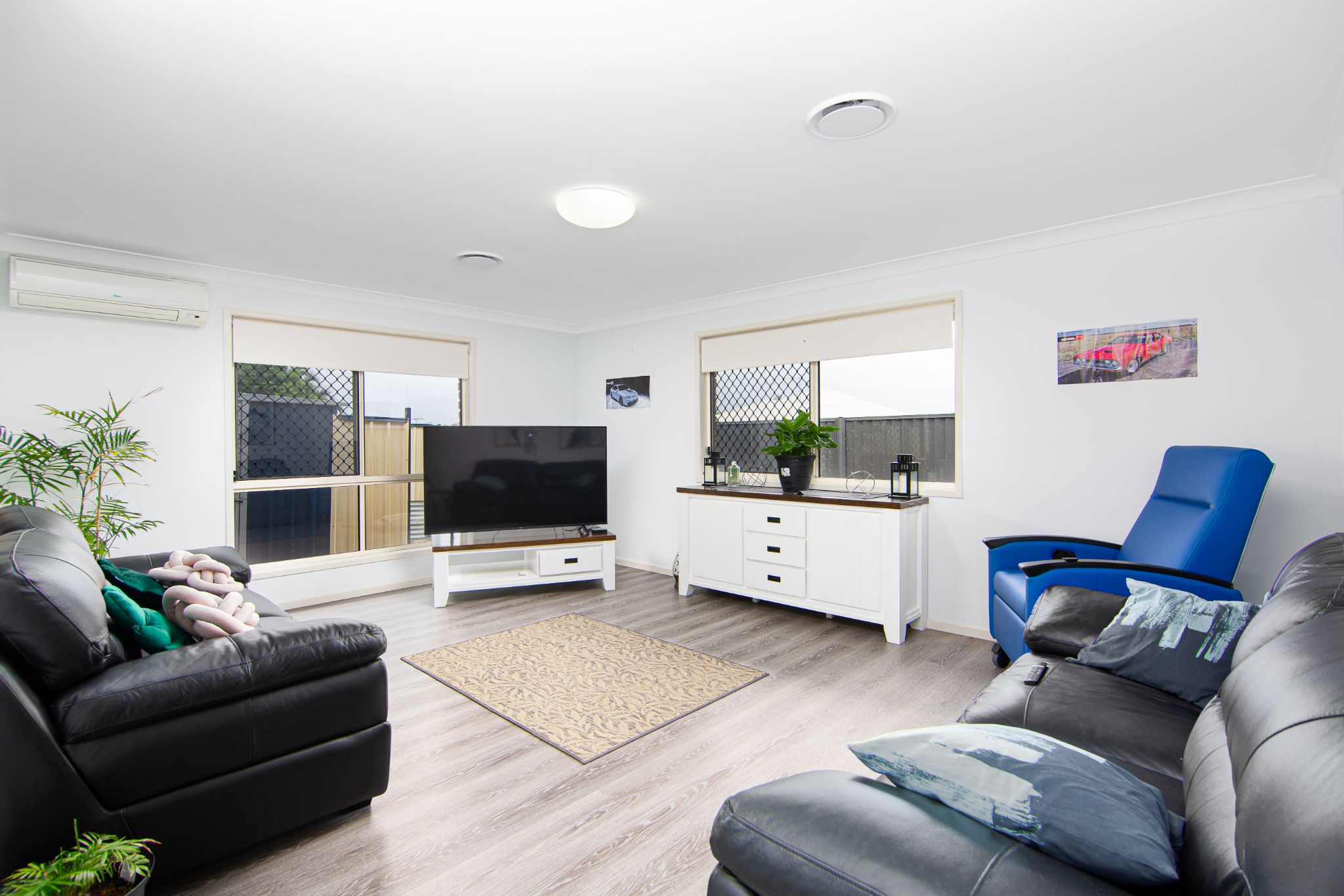 Crestmead charm: quiet 5-bedroom home with two lounges and BBQ area — Home image 3
