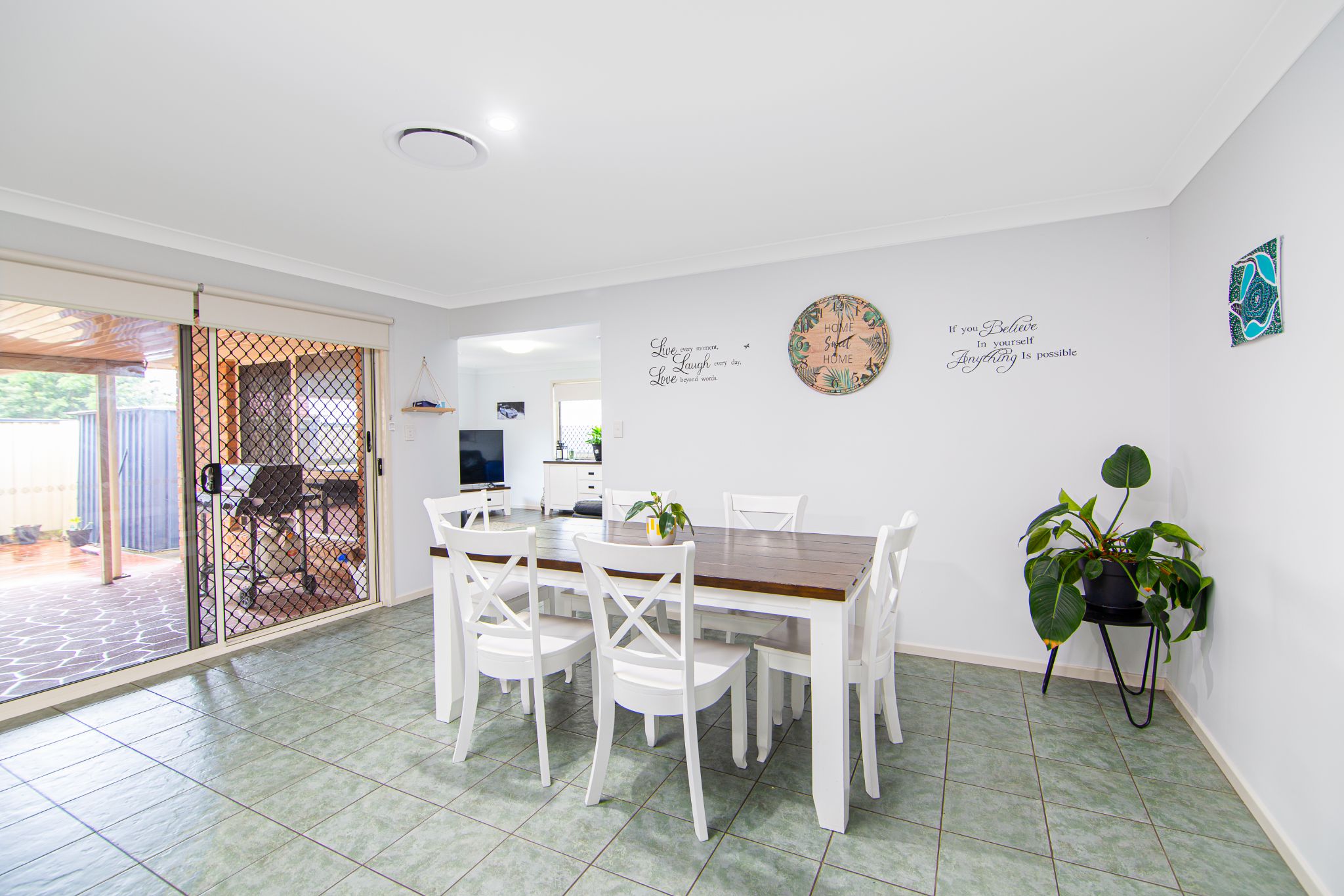 Crestmead charm: quiet 5-bedroom home with two lounges and BBQ area — Home image 4