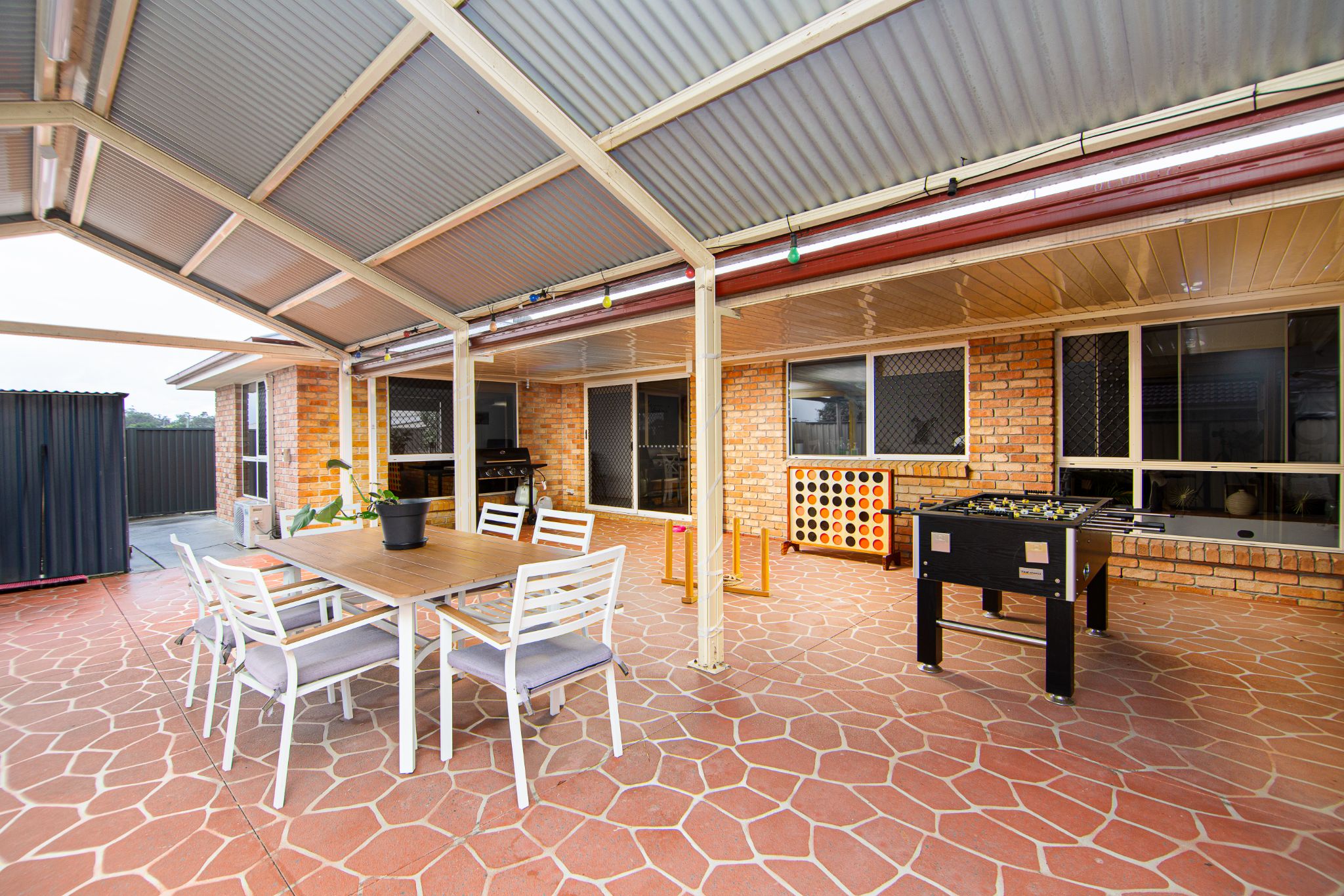 Crestmead charm: quiet 5-bedroom home with two lounges and BBQ area — Home image 5