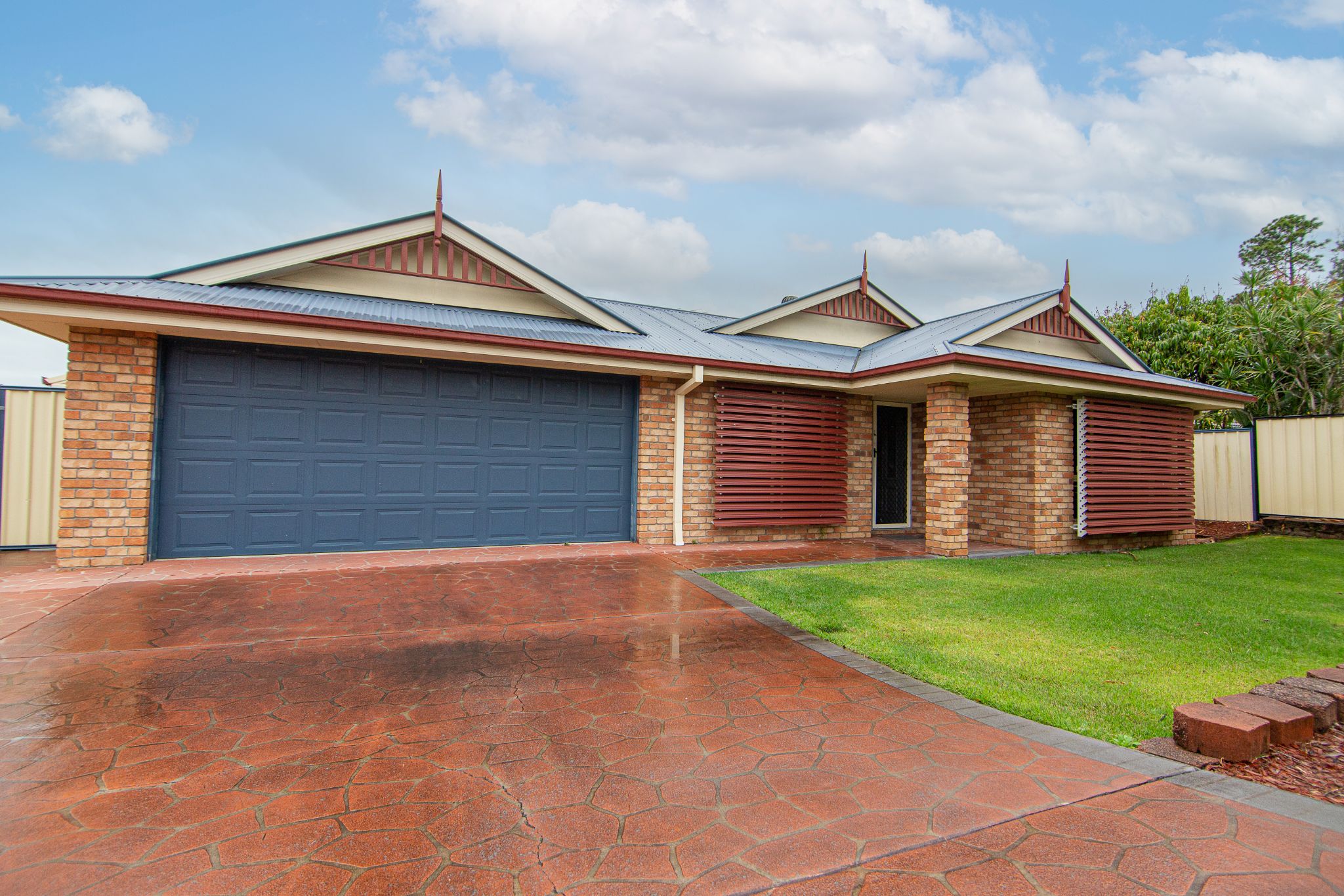 Crestmead charm: quiet 5-bedroom home with two lounges and BBQ area — Home image 6