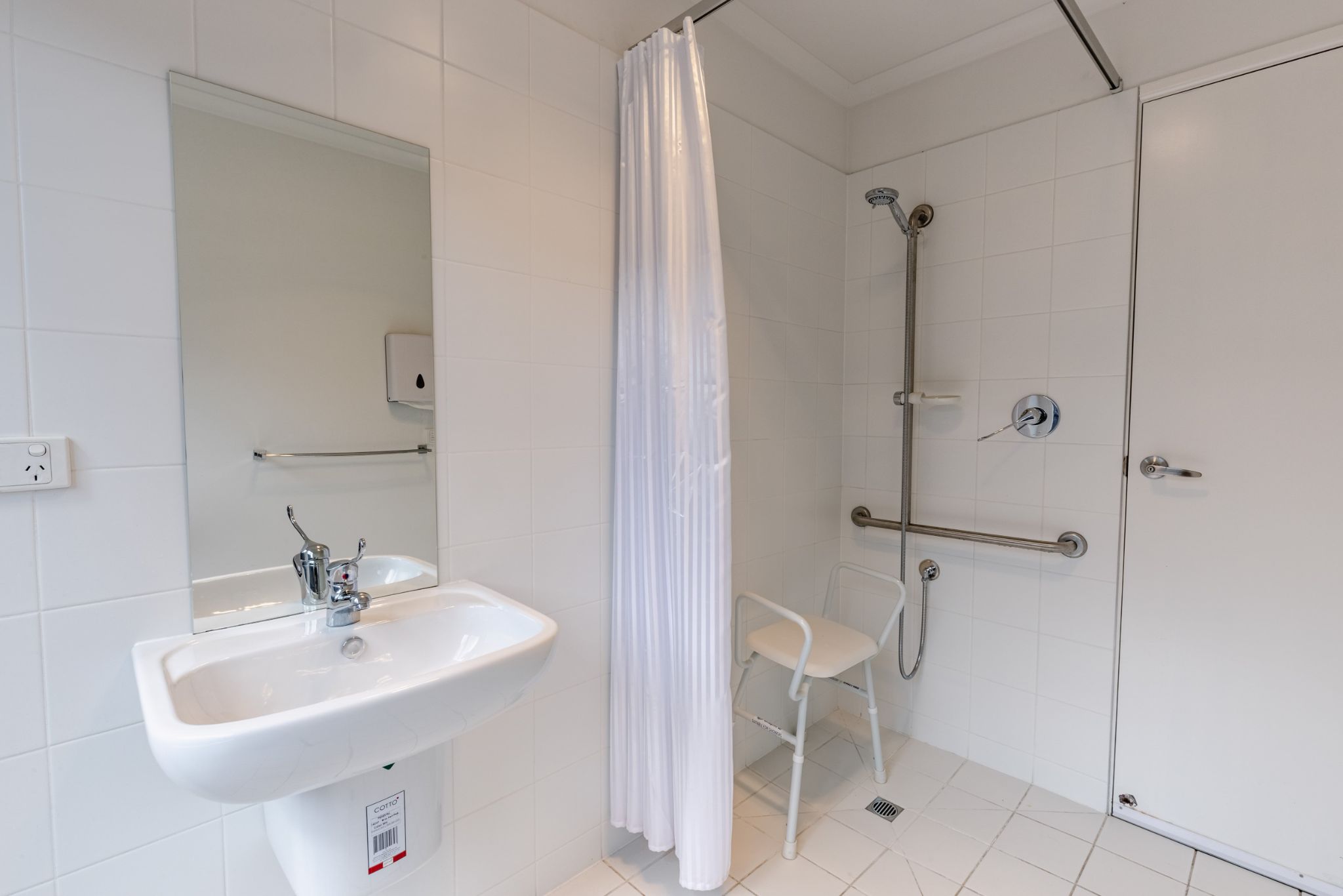 Comfortable & Social SIL Home in Cranbourne East with Garden Retreat — Home image 2