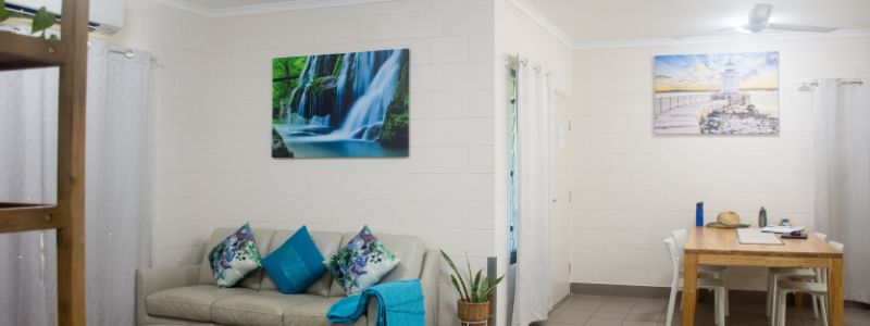 Modern, purpose built house in quiet residential neighborhood! — Home image 3